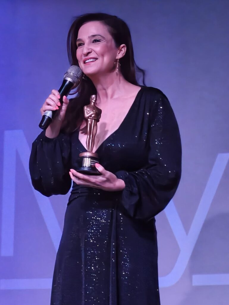 Carolina noriega recoge el premio al OSCAR DEL HUMOR a mejor cómica 2025